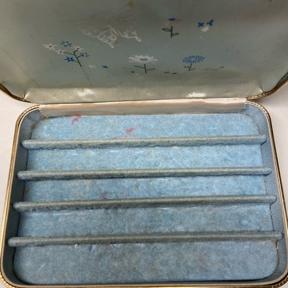 🌹Clip-on Earrings Jewelry Box 🌹 - Picture 4 of 4